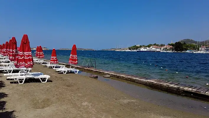 Foça’da turizmi denizanası vurdu