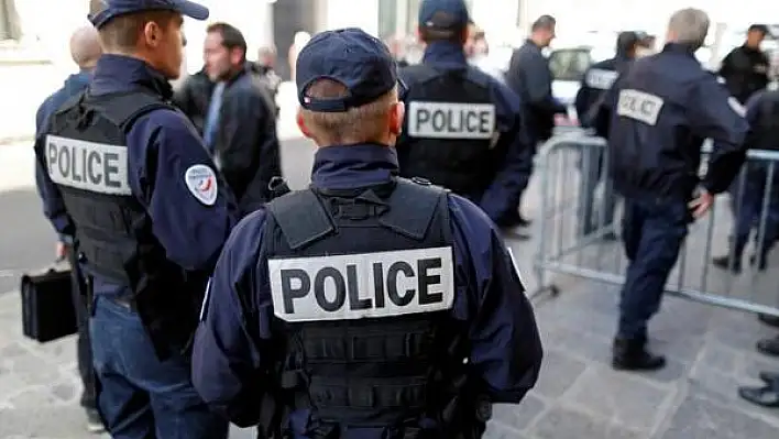 Fransız polisi dur ihtarına uymayan genci vurdu