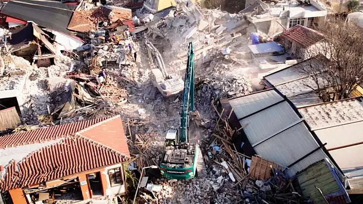 Gaziantep’te yıkımda çöken binanın altında operatör kaldı