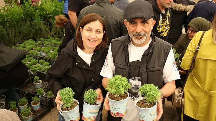 Geleneksel Çiçek Festivali Karşıyaka'da başladı