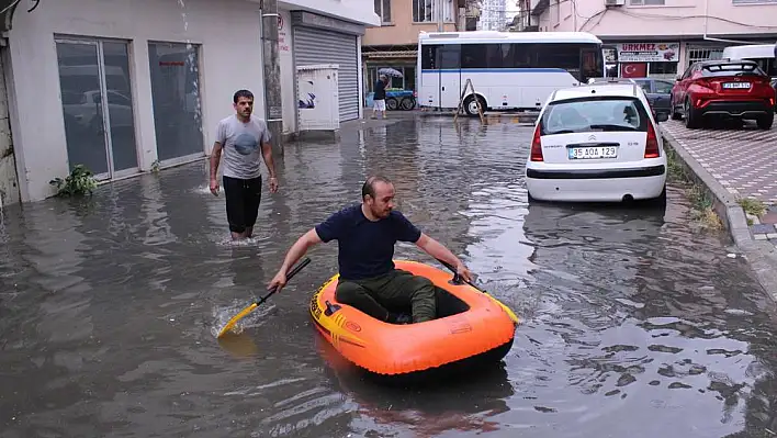 Göle dönen yolu botla geçti