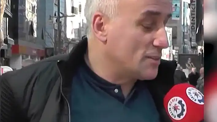 Gurbetçi döviz bozdurdu, Türkiye’de yaşayanlara dua dua etti.