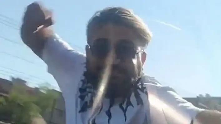 Hamile kadının bulunduğu arabayı yumrukladı