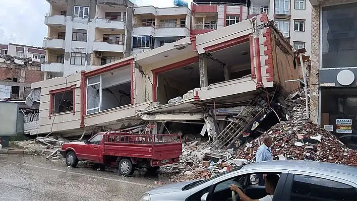 Hatay'da bina çöktü !