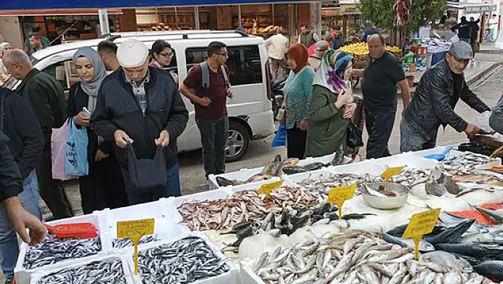 Havalar bozdu, hamsi 40 TL'den 70 TL'ye yükseldi