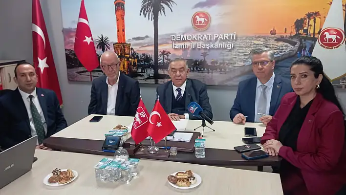 Haydar Altıntaş, Demokrat Parti İzmir İl Başkanlığı'nda basın toplantısı düzenledi