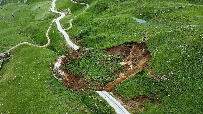 Heyelanda yol çöktü