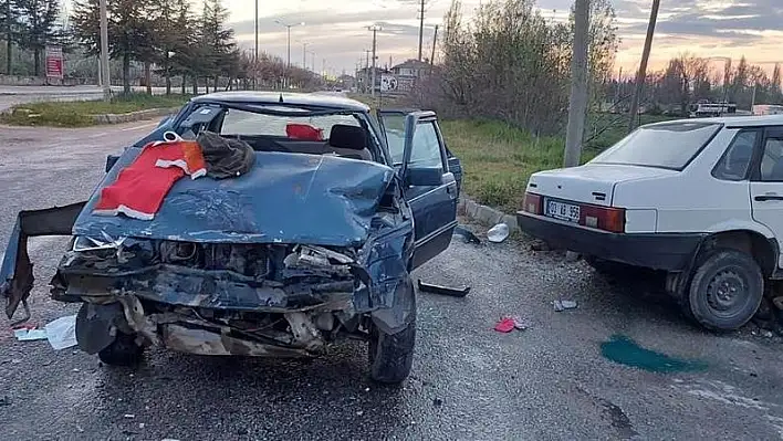 Hızla birbirine çarpan iki otomobilde 10 kişi yaralandı