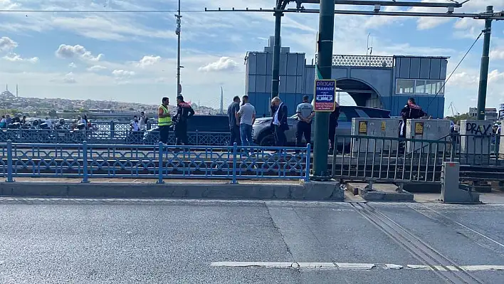 İstanbul Galata Köprüsü’nde araç tramvay yoluna girdi
