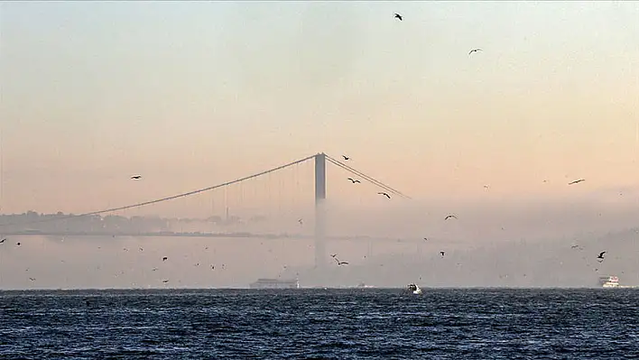 İstanbul'da çift yönlü gemi trafiği oluştu