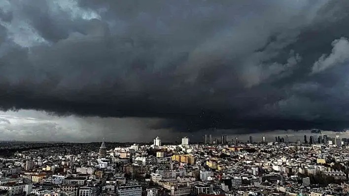 İstanbul'da yağmur bulutları dron ile görüntülendi