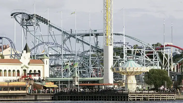 İsveç’in başkenti Stockholm’deki lunaparkta hız treni raydan çıktı: 1 kişi öldü