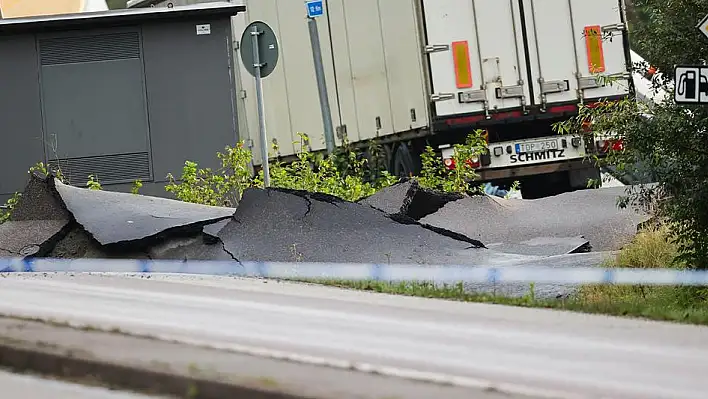 İsveç'te otoyol çöktü: 3 yaralı