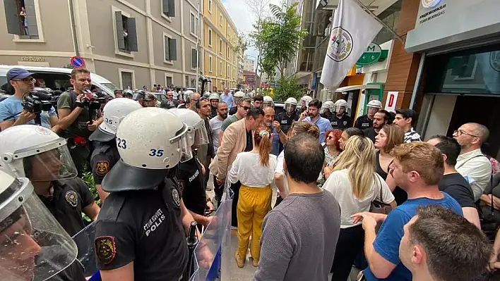 İzmir Barosu önünde LGBTİQ+ üyelerine polis müdahalesi