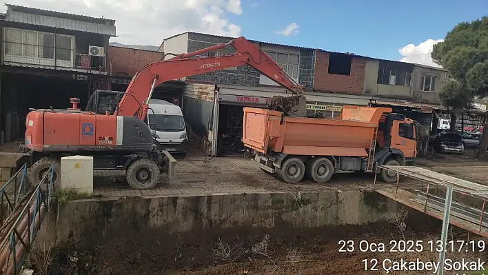 İzmir Büyükşehir Belediyesi Dereler Birimi Kiraz'da Çalışmalarına Devam Ediyor