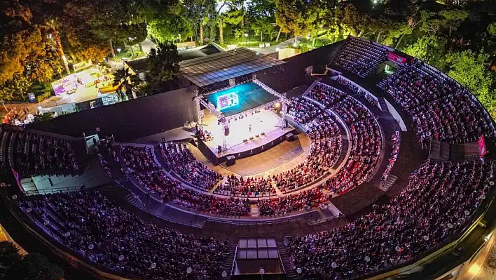 İzmir Fuarı'nda muhteşem gece