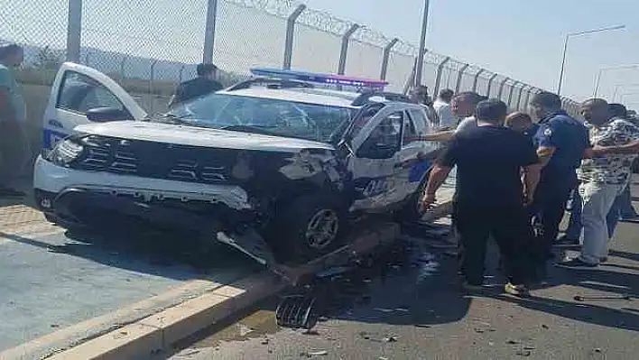 İzmir Gaziemir'de araç polis aracına çarptı: 3'ü polis 5 yaralı