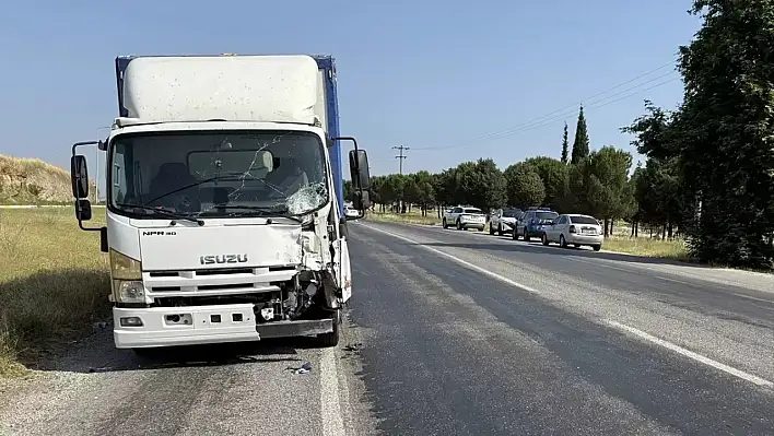 İzmir'in Tire İlçesinde Kamyonet İki Motosiklete Çarptı: 1 Ölü, 1 Yaralı