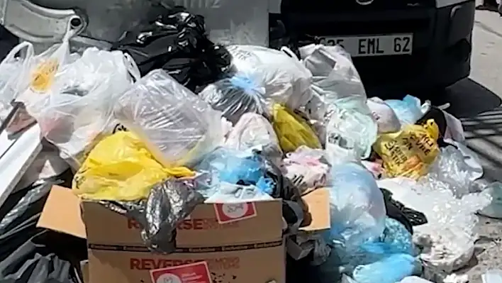 İzmir Sokaklarında Çöp Krizi: İşçiler Protesto Etti