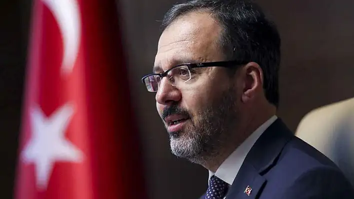 İzmir Vergi Dairesi’nde Bakan Kasapoğlu’nun seçim pankartı