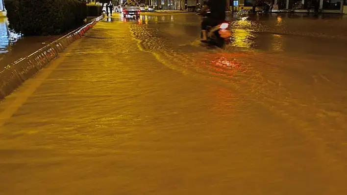 İzmir'de Ana boru patladı, 2 mahalleyi su bastı