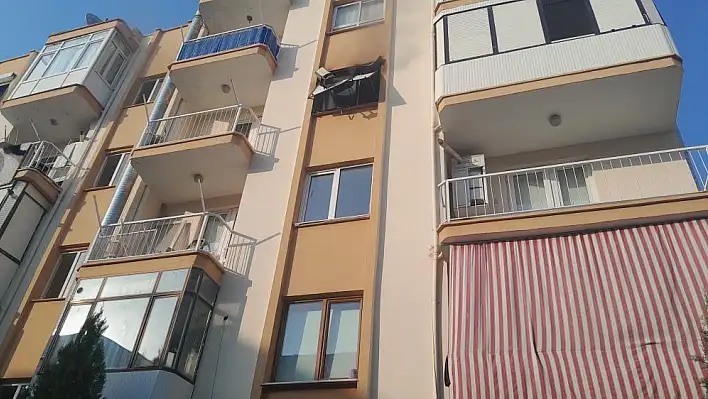 İzmir'de apartman dairesinde yangın