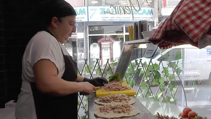 İzmir'de bir ilk: Söğüşe kadın eli değdi!