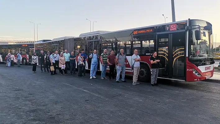 İzmir'de duraklarda ve trafikte grev yoğunluğu