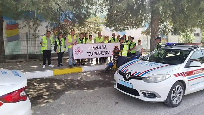 İzmir’de jandarma reflektif yelek dağıttı