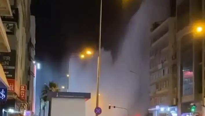 İzmir’de patlayan su borusundan dolayı trafik durma noktasına geldi
