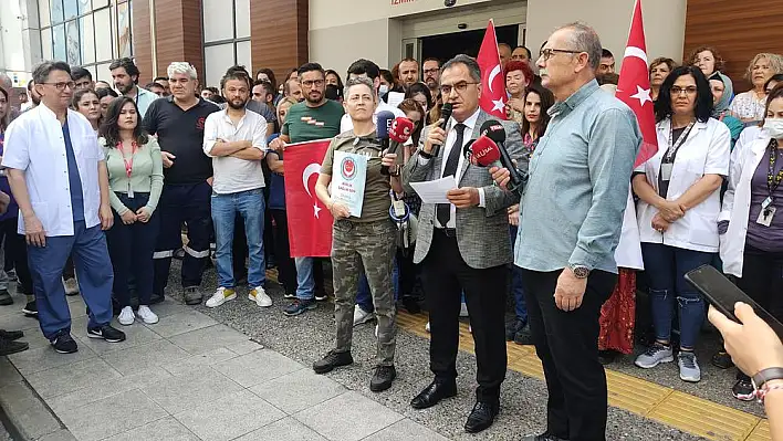 İzmir’de sağlık çalışanlarına şiddet protesto edildi