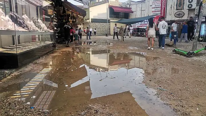 İzmir’e yağmur yağdı sokaklar göle döndü