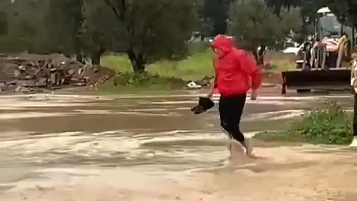 İzmir’i sağanak vurdu