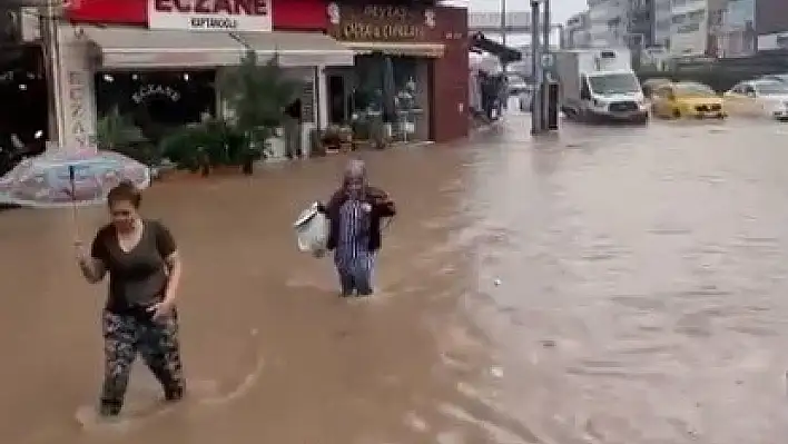İzmir'in kuzeyi sele teslim oldu
