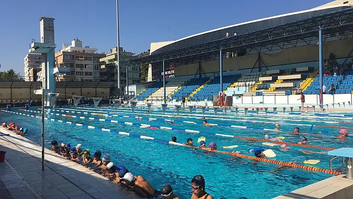 İzmir’in sembol yüzme tesisi yıkılıyor