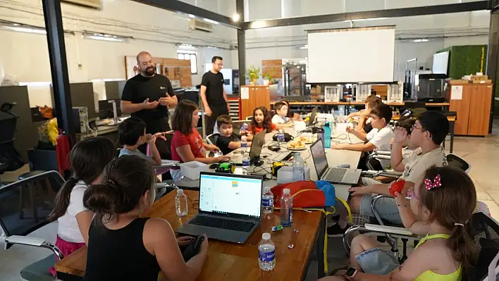 İzmirli Çocuklar Robotik Kodlamayla Tanıştı