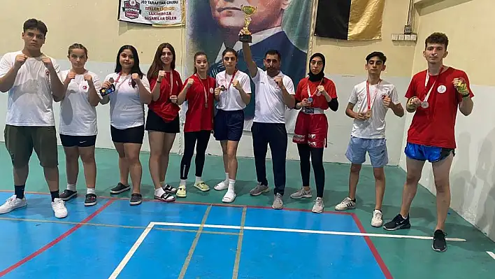 İzmirli gençler Kick Boks Şampiyonası'ndan 7 derece kazandı