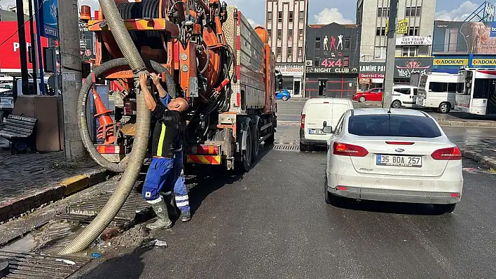 İZSU ekipleri görev başında  Şiddetli yağışa hızlı müdahale