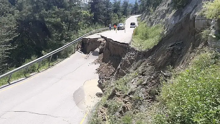 Karabük'te köy yolu heyelan sebebiyle çöktü