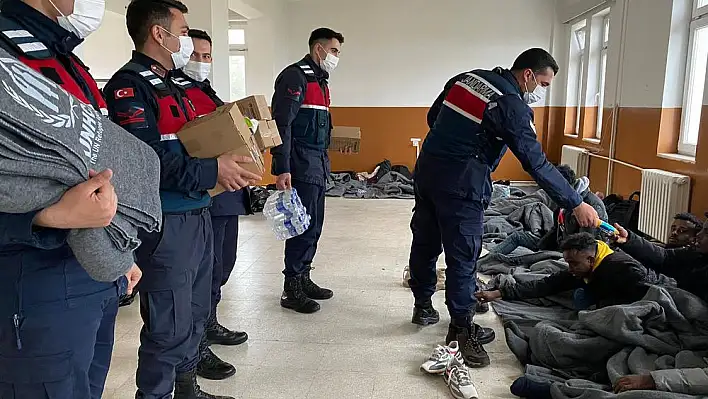 Karaburun’da ekipler, 32 düzensiz göçmen ve 1 insan kaçakçısı yakaladı