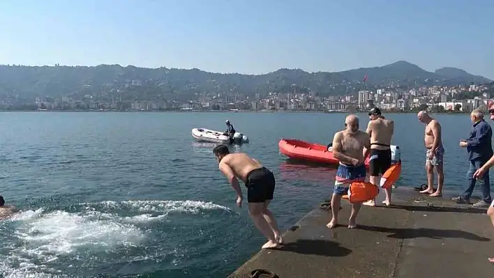 Karadeniz'de 15 Temmuz için 4 kilometre yüzdüler