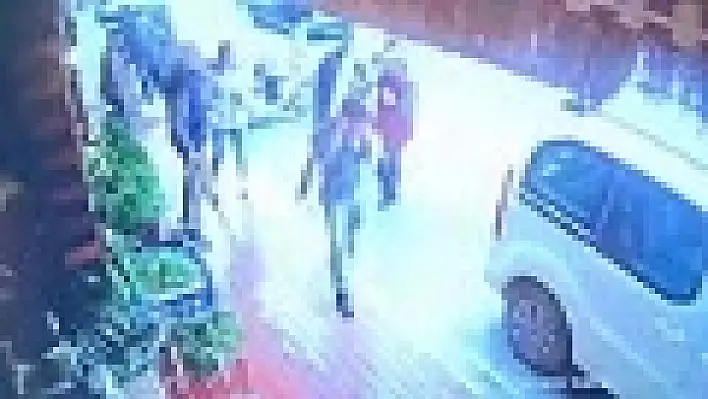 Kardeşinin kaçtığı kişiyi buldu, sokak ortasında dövdü