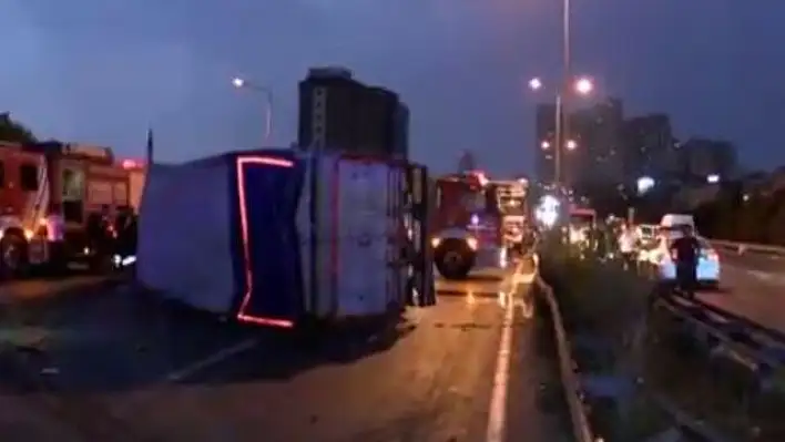 Karşı şeride geçen kamyon devrildi