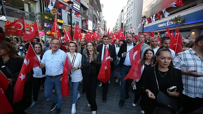 Karşıyaka 19 Mayıs’ta bayraklarla kırmızıya boyandı