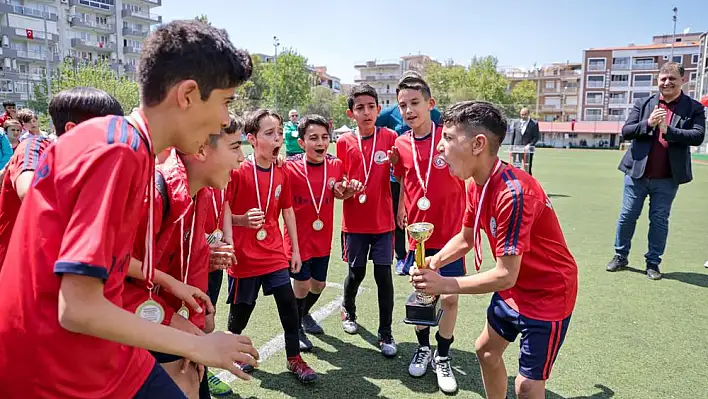 Karşıyaka Belediyesi'nden şölen havasında turnuva