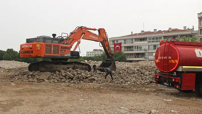 Karşıyaka'da Pisa Kuleleri yıkıldı