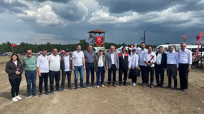 Kastamonu'da 33. Geleneksel Atatürk ve İstiklal Kupası At Yarışları Coşkuyla Gerçekleşti