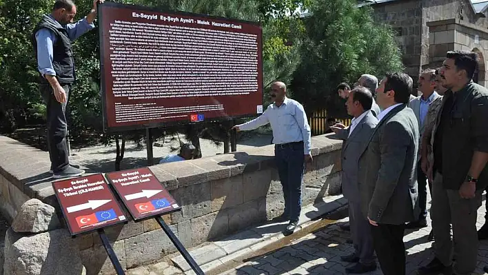 Kaymakam Ocak, tarihi Esenlik köyünü ziyaret ederek yönlendirme tabelalarının yerleştirmesini gerçekleştirdi