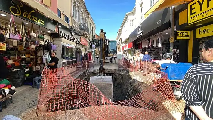 Kemeraltı’nda altyapı çalışmaları esnafı ve vatandaşları zorluyor