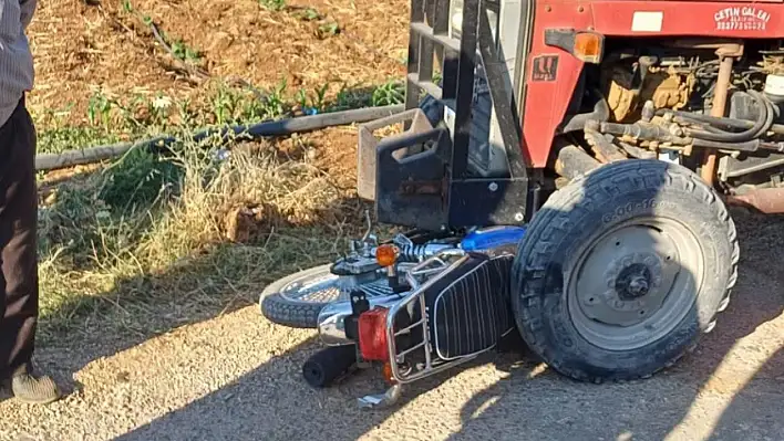 Kiraz Altınoluk'ta Motosiklet ile Traktör Çarpıştı: 1 Yaralı